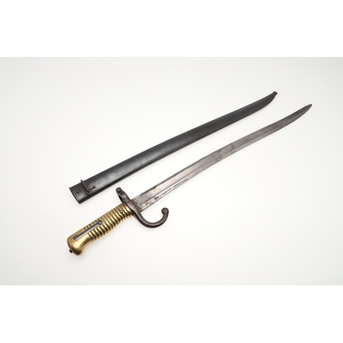 130 - A 19TH CENTURY FRENCH CHASSEPOT 'YATAGHAN' BAYONET. With a 57 cm yataghan blade with pointed tip, si... 