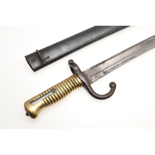 130 - A 19TH CENTURY FRENCH CHASSEPOT 'YATAGHAN' BAYONET. With a 57 cm yataghan blade with pointed tip, si... 