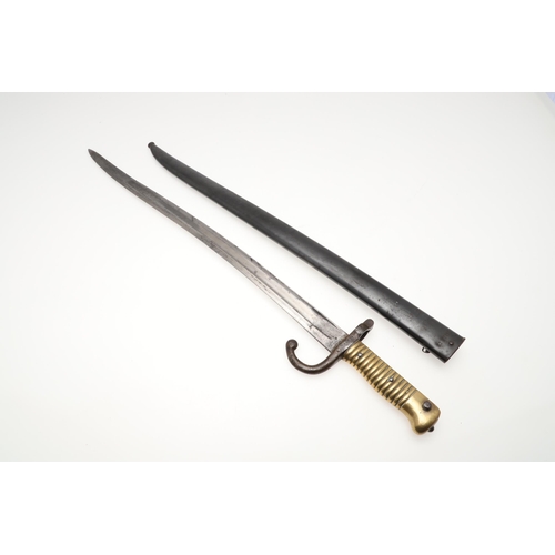 130 - A 19TH CENTURY FRENCH CHASSEPOT 'YATAGHAN' BAYONET. With a 57 cm yataghan blade with pointed tip, si... 