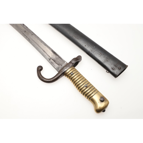 130 - A 19TH CENTURY FRENCH CHASSEPOT 'YATAGHAN' BAYONET. With a 57 cm yataghan blade with pointed tip, si... 