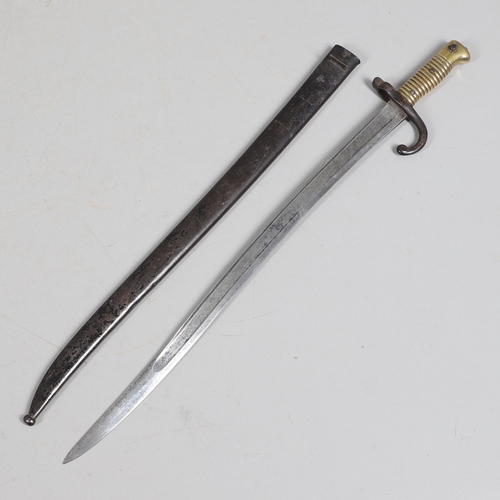 131 - A 19TH CENTURY FRENCH CHASSEPOT BAYONET AND SCABBARD BY A SCARCE MANUFACTURER. An 1866 pattern chass... 