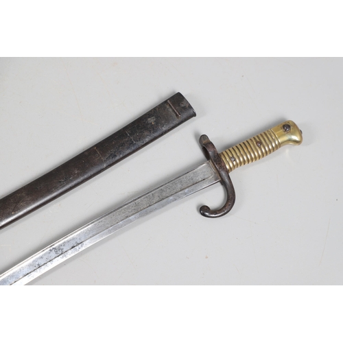 131 - A 19TH CENTURY FRENCH CHASSEPOT BAYONET AND SCABBARD BY A SCARCE MANUFACTURER. An 1866 pattern chass... 