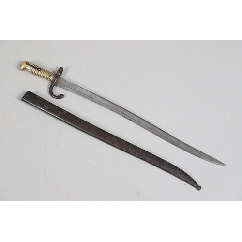 131 - A 19TH CENTURY FRENCH CHASSEPOT BAYONET AND SCABBARD BY A SCARCE MANUFACTURER. An 1866 pattern chass... 