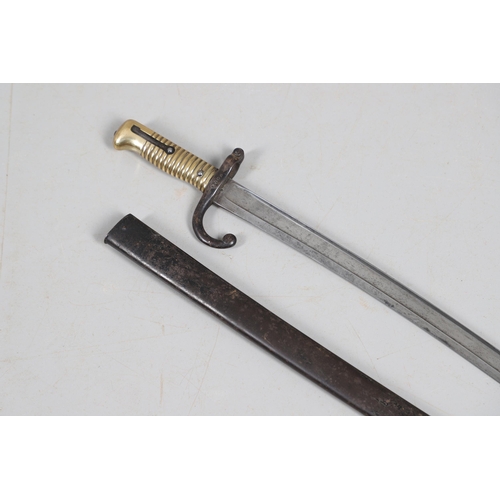 131 - A 19TH CENTURY FRENCH CHASSEPOT BAYONET AND SCABBARD BY A SCARCE MANUFACTURER. An 1866 pattern chass... 