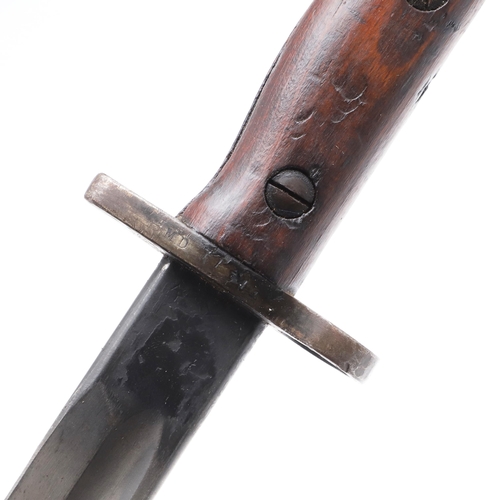 140 - A 1907 PATTERN BAYONET AND SCABBARD. DATED 1907 AND 1919. With a 43 cm pointed, single edged blade w... 