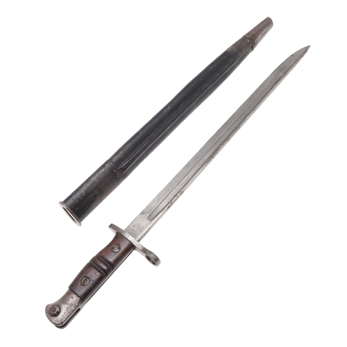 146 - A FIRST WORLD WAR REMINGTON 1913 PATTERN BAYONET AND SCABBARD. With a 43 cm pointed and fullered sin... 