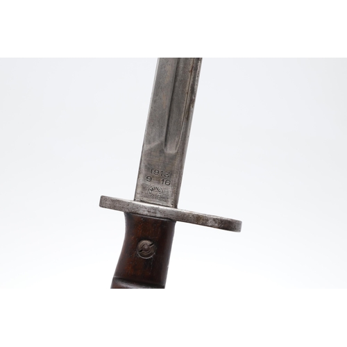 146 - A FIRST WORLD WAR REMINGTON 1913 PATTERN BAYONET AND SCABBARD. With a 43 cm pointed and fullered sin... 