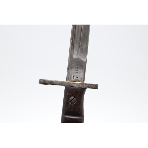 146 - A FIRST WORLD WAR REMINGTON 1913 PATTERN BAYONET AND SCABBARD. With a 43 cm pointed and fullered sin... 