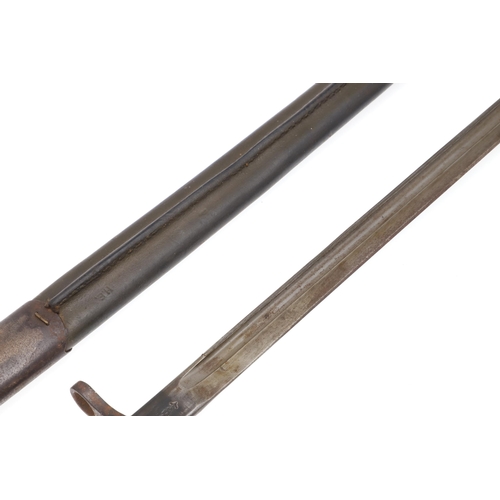 147 - A FIRST WORLD WAR REMINGTON 1913 PATTERN BAYONET AND SCABBARD. With a 43 cm pointed and fullered sin... 