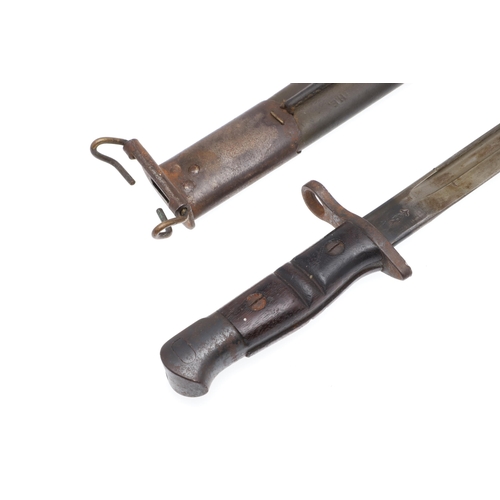 147 - A FIRST WORLD WAR REMINGTON 1913 PATTERN BAYONET AND SCABBARD. With a 43 cm pointed and fullered sin... 