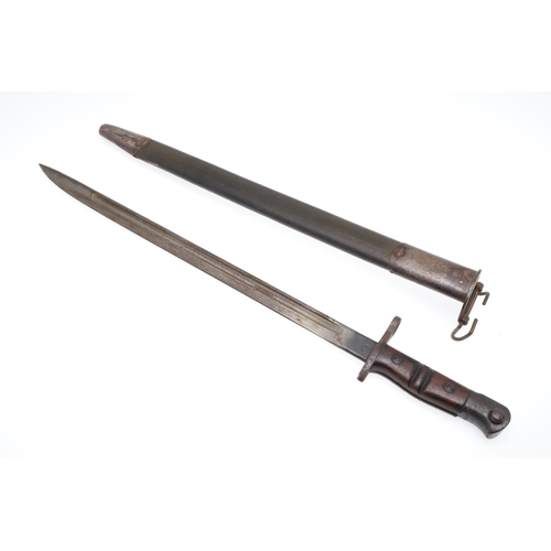 147 - A FIRST WORLD WAR REMINGTON 1913 PATTERN BAYONET AND SCABBARD. With a 43 cm pointed and fullered sin... 