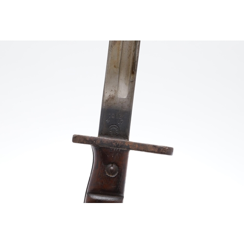 147 - A FIRST WORLD WAR REMINGTON 1913 PATTERN BAYONET AND SCABBARD. With a 43 cm pointed and fullered sin... 