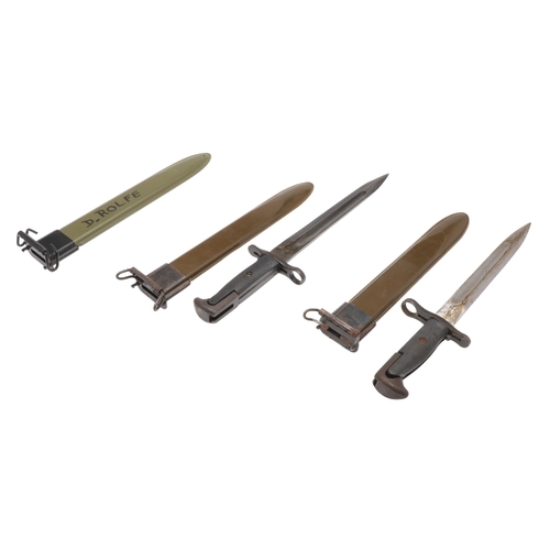 156 - TWO AMERICAN 1943 PATTERN M1 BAYONETS AND SCABBARDS. Each with 24.5 cm pointed, single edged blades ... 