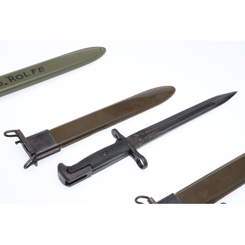 156 - TWO AMERICAN 1943 PATTERN M1 BAYONETS AND SCABBARDS. Each with 24.5 cm pointed, single edged blades ... 