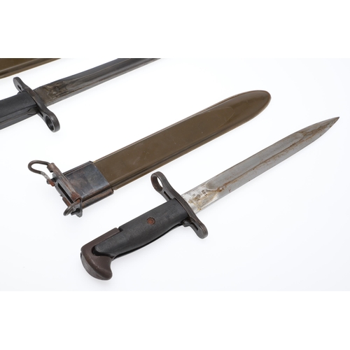 156 - TWO AMERICAN 1943 PATTERN M1 BAYONETS AND SCABBARDS. Each with 24.5 cm pointed, single edged blades ... 