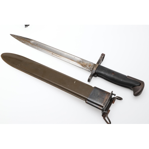 156 - TWO AMERICAN 1943 PATTERN M1 BAYONETS AND SCABBARDS. Each with 24.5 cm pointed, single edged blades ... 