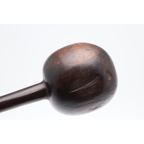 157 - AN ANTIQUE ZULU KNOBKERRIE. A large hardwood knobkerrie with round head on a long shaft. 65 cm long,... 