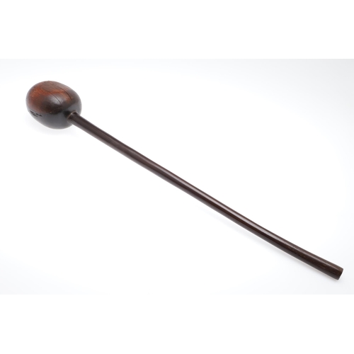 157 - AN ANTIQUE ZULU KNOBKERRIE. A large hardwood knobkerrie with round head on a long shaft. 65 cm long,... 