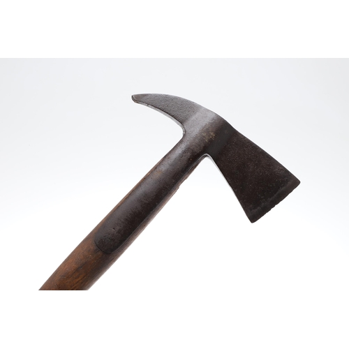 159 - A MERRYWEATHER FIREMAN'S AXE AND LEATHER COVER. With a 19 cm wide blade with 6.5 cm cutting edge, ma... 