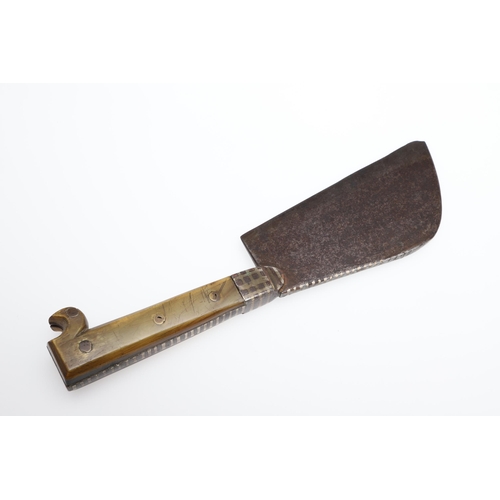 164 - AN UNUSUAL 19TH CENTURY INDIAN HAND AXE OR KNIFE. With a broad 13 cm straight edged blade, 5.75 cm w... 