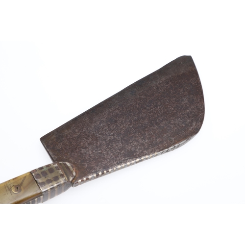 164 - AN UNUSUAL 19TH CENTURY INDIAN HAND AXE OR KNIFE. With a broad 13 cm straight edged blade, 5.75 cm w... 