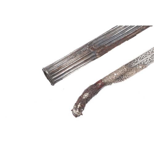 165 - A FINELY DECORATED SINHALESE PIHA KAETTA KNIFA. A traditional Sri Lankan dagger with a 14 cm blade w... 