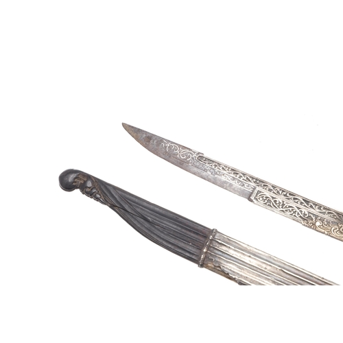 165 - A FINELY DECORATED SINHALESE PIHA KAETTA KNIFA. A traditional Sri Lankan dagger with a 14 cm blade w... 