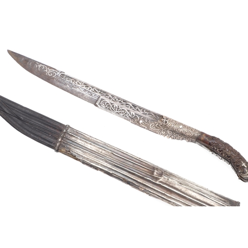 165 - A FINELY DECORATED SINHALESE PIHA KAETTA KNIFA. A traditional Sri Lankan dagger with a 14 cm blade w... 