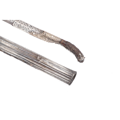 165 - A FINELY DECORATED SINHALESE PIHA KAETTA KNIFA. A traditional Sri Lankan dagger with a 14 cm blade w... 