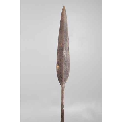 167 - A 19TH CENTURY SOUTH AFRICAN ASSAGAI OR STABBING SPEAR. With a 24.5 cm leaf shaped blade on a decora... 