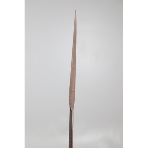 167 - A 19TH CENTURY SOUTH AFRICAN ASSAGAI OR STABBING SPEAR. With a 24.5 cm leaf shaped blade on a decora... 