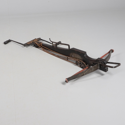 18 - AN IMPRESSIVE GERMAN SIEGE CROSSBOW WITH WINDLASS WINDING MECHANISM. With a 70 cm steel 'prod', stee... 