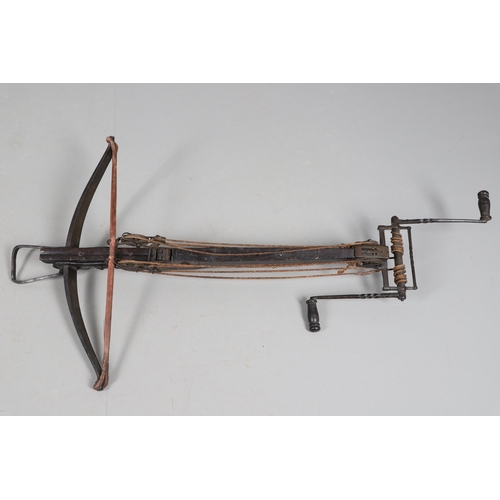 18 - AN IMPRESSIVE GERMAN SIEGE CROSSBOW WITH WINDLASS WINDING MECHANISM. With a 70 cm steel 'prod', stee... 