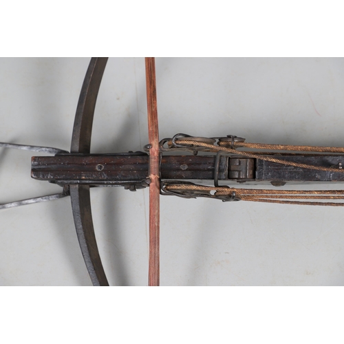 18 - AN IMPRESSIVE GERMAN SIEGE CROSSBOW WITH WINDLASS WINDING MECHANISM. With a 70 cm steel 'prod', stee... 