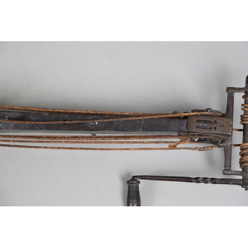 18 - AN IMPRESSIVE GERMAN SIEGE CROSSBOW WITH WINDLASS WINDING MECHANISM. With a 70 cm steel 'prod', stee... 