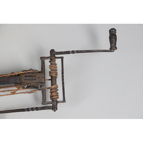 18 - AN IMPRESSIVE GERMAN SIEGE CROSSBOW WITH WINDLASS WINDING MECHANISM. With a 70 cm steel 'prod', stee... 