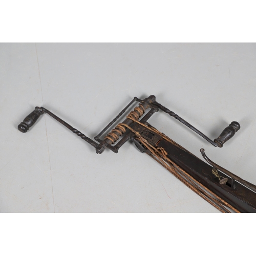 18 - AN IMPRESSIVE GERMAN SIEGE CROSSBOW WITH WINDLASS WINDING MECHANISM. With a 70 cm steel 'prod', stee... 