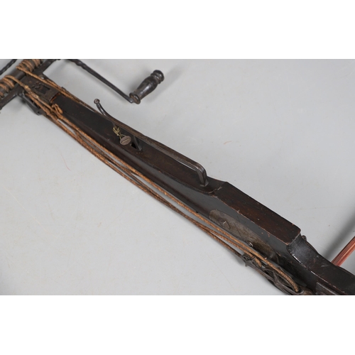 18 - AN IMPRESSIVE GERMAN SIEGE CROSSBOW WITH WINDLASS WINDING MECHANISM. With a 70 cm steel 'prod', stee... 