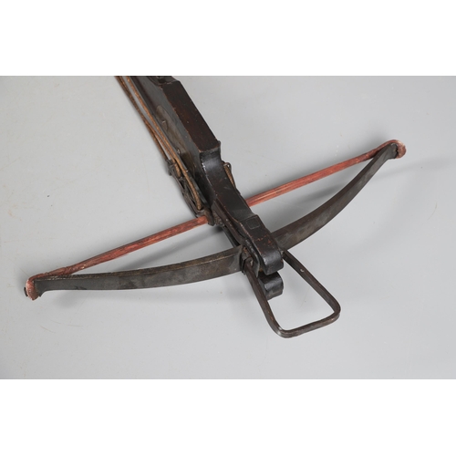 18 - AN IMPRESSIVE GERMAN SIEGE CROSSBOW WITH WINDLASS WINDING MECHANISM. With a 70 cm steel 'prod', stee... 