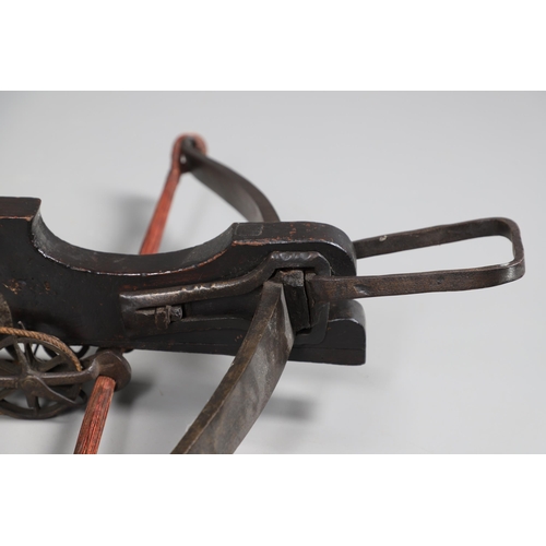 18 - AN IMPRESSIVE GERMAN SIEGE CROSSBOW WITH WINDLASS WINDING MECHANISM. With a 70 cm steel 'prod', stee... 