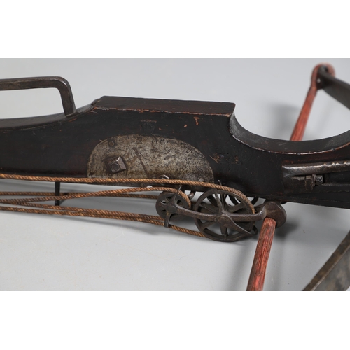 18 - AN IMPRESSIVE GERMAN SIEGE CROSSBOW WITH WINDLASS WINDING MECHANISM. With a 70 cm steel 'prod', stee... 