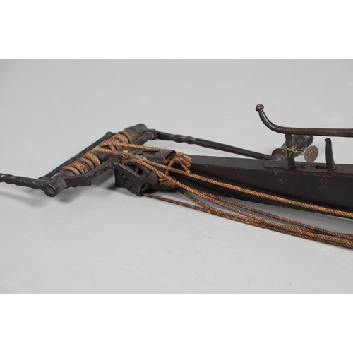 18 - AN IMPRESSIVE GERMAN SIEGE CROSSBOW WITH WINDLASS WINDING MECHANISM. With a 70 cm steel 'prod', stee... 