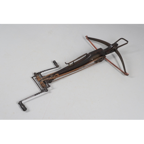 18 - AN IMPRESSIVE GERMAN SIEGE CROSSBOW WITH WINDLASS WINDING MECHANISM. With a 70 cm steel 'prod', stee... 