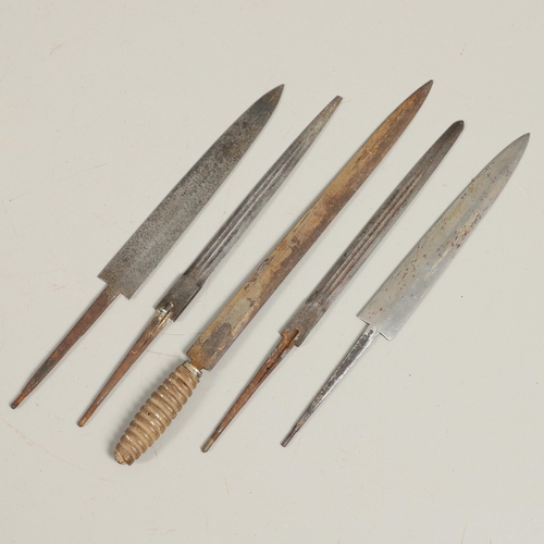 182 - AN INTERESTING COLLECTION OF FIVE SECOND WORLD WAR GERMAN DAGGER BLADES. A collection of five dagger... 