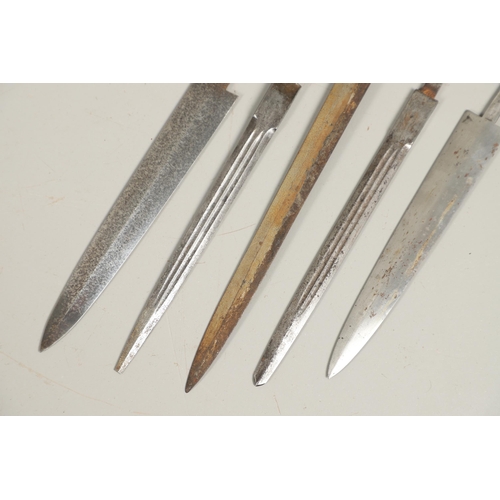 182 - AN INTERESTING COLLECTION OF FIVE SECOND WORLD WAR GERMAN DAGGER BLADES. A collection of five dagger... 