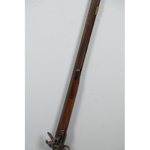 19 - A LATE 18TH CENTURY FLINTLOCK GUN BY MORRIS. With a 94cm tapering barrel with proof marks and decora... 