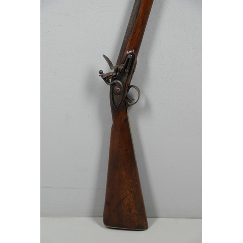 19 - A LATE 18TH CENTURY FLINTLOCK GUN BY MORRIS. With a 94cm tapering barrel with proof marks and decora... 