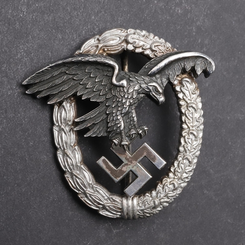 201 - A SECOND WORLD WAR GERMAN LUFTWAFFE OBSERVER'S BADGE. A Luftwaffe Observer's badge with a flying eag... 