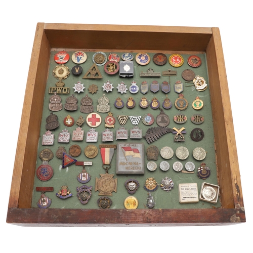 206 - AN INTERESTING COLLECTION OF MILITARY RELATED ENAMEL AND SIMILAR BADGES. A collection of 89 badges t... 