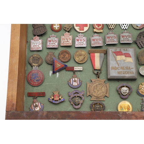 206 - AN INTERESTING COLLECTION OF MILITARY RELATED ENAMEL AND SIMILAR BADGES. A collection of 89 badges t... 